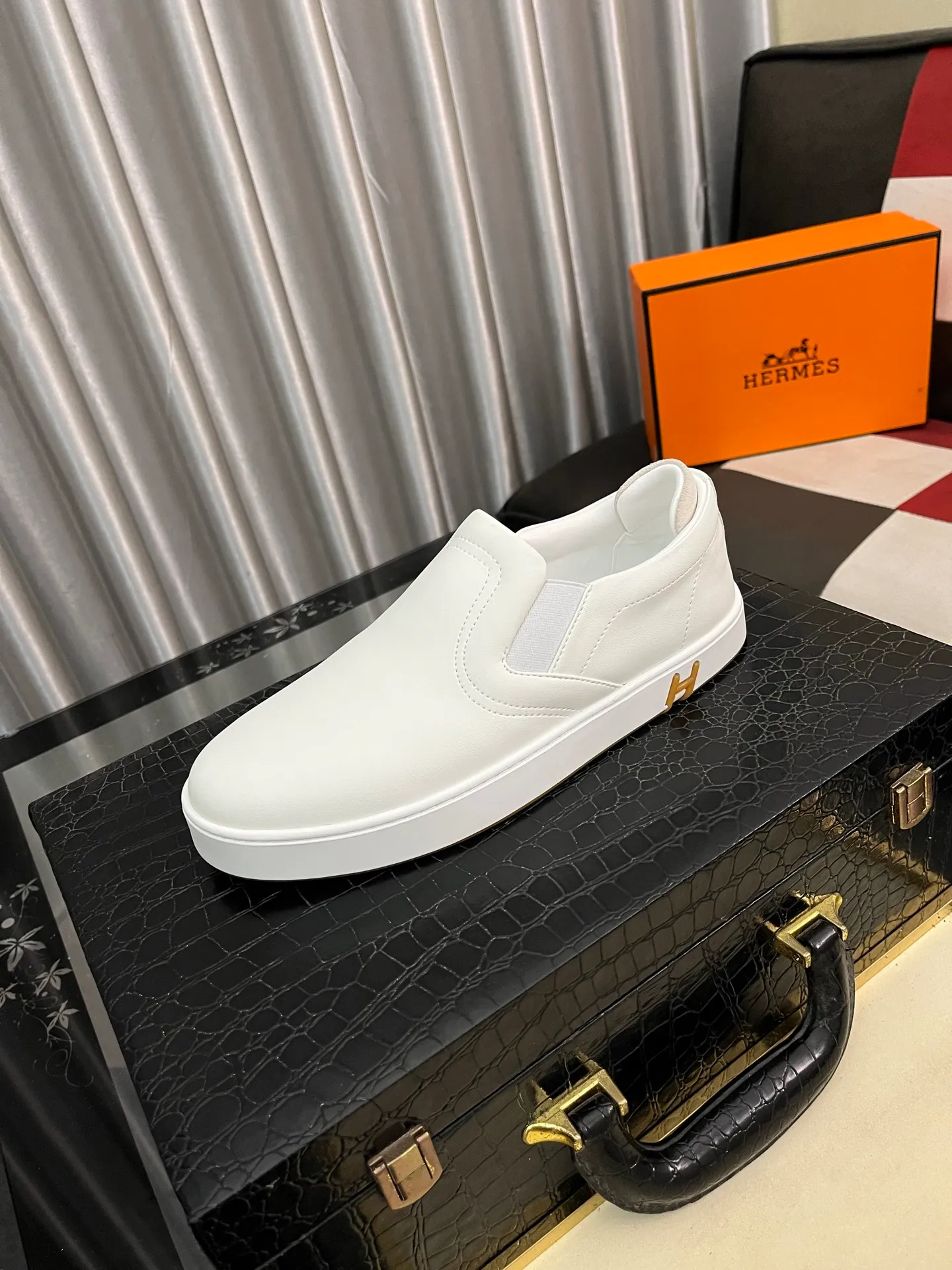 Men's Men's Shoes💰458⌚️⌚️HERMES/Hermès Hugo sneakers are casual men's shoes. These sneakers are made of imported first-layer cowhide leather and breathable mesh design. The contrasting color design creates a dynamic and modern shape. The front end of the toe is decorated with natural-color rubber inlays, making it novel and fashionable. The texture is incomparable, with cowhide lining and cowhide foot pads, the upper foot is comfortable and breathable, and the rubber sole is decorated with geometric patterns and iconic "H" details. A very personal one! Size: 38-44